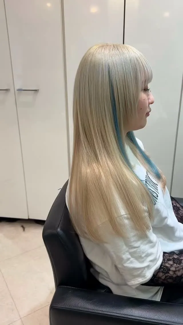 ブロンドヘアならどんなポイントカラーも似合います